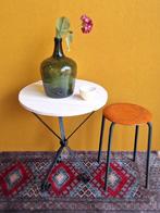 Vintage rond tuin tafeltje op smeedijzeren onderstel, Huis en Inrichting, Woonaccessoires | Etagères, Gebruikt, Vintage, Ophalen of Verzenden