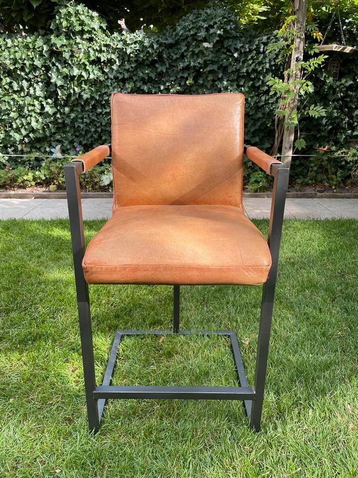 Lederen barkruk met metalen frame, Huis en Inrichting, Barkrukken, Zo goed als nieuw, 90 cm of meer, Leer, 1 kruk, Met voetsteun