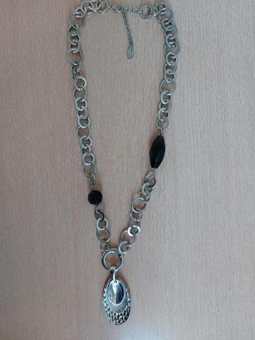 Zilver kleurige ketting met hanger beschikbaar voor biedingen