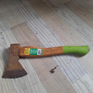 Goede stevige handbijl. beschikbaar voor biedingen