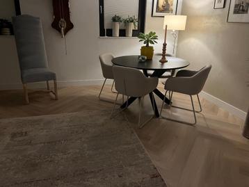 Ronde eettafel 110 met 4 nieuwe stoelen beschikbaar voor biedingen