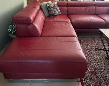 Donkerrode leren hoekbank (Natuzzi) beschikbaar voor biedingen