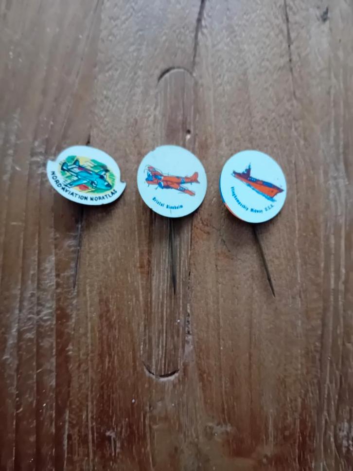 3 Vintage Speldjes Militaire Voertuigen '60, Verzamelen, Speldjes, Pins en Buttons, Gebruikt, Speldje of Pin, Transport, Verzenden