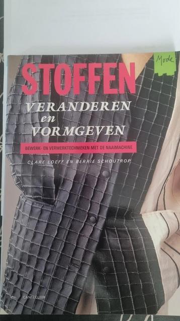 Stoffen veranderen en vormgeven in prima staat beschikbaar voor biedingen