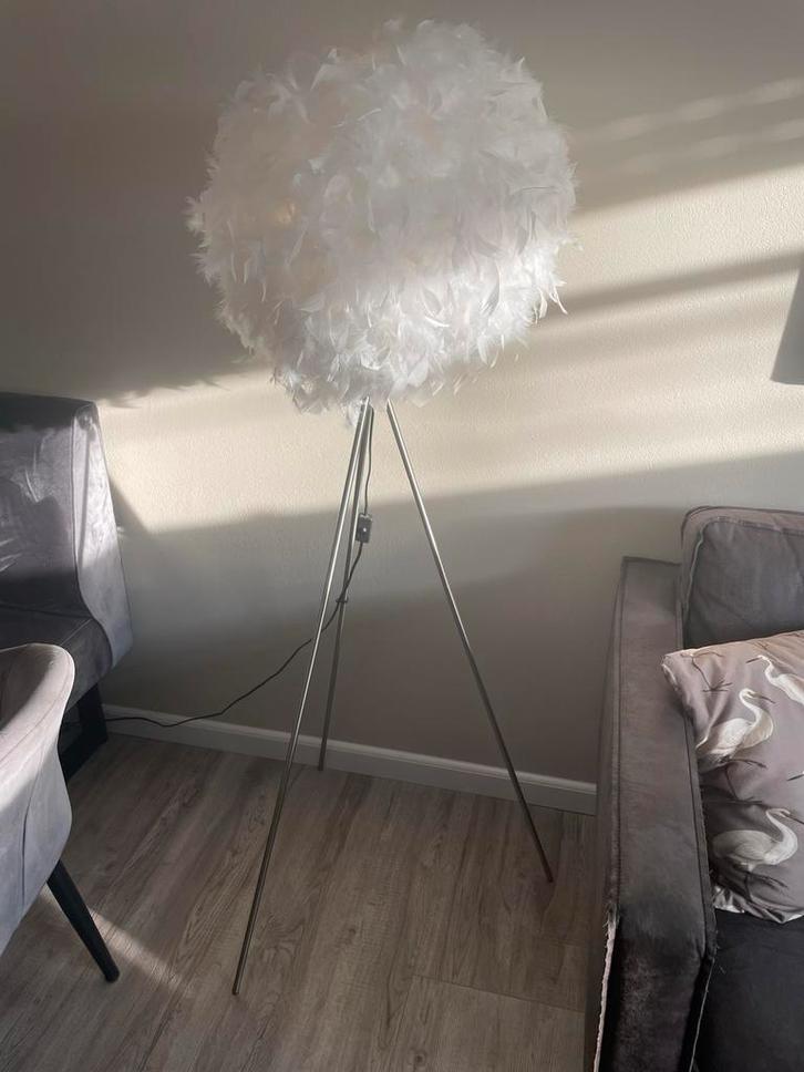 Elegante staande lamp met veren, Huis en Inrichting, Lampen | Vloerlampen, Zo goed als nieuw, 150 tot 200 cm, Metaal, Ophalen of Verzenden