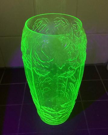 Uraniumglas, annagroen, vaas, groot, Art Nouveau, antiek beschikbaar voor biedingen