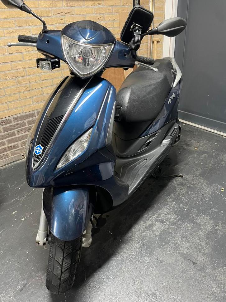 Piaggio fly 50 cc, Fietsen en Brommers, Scooters | Piaggio, Zo goed als nieuw, Fly, Benzine, Ophalen