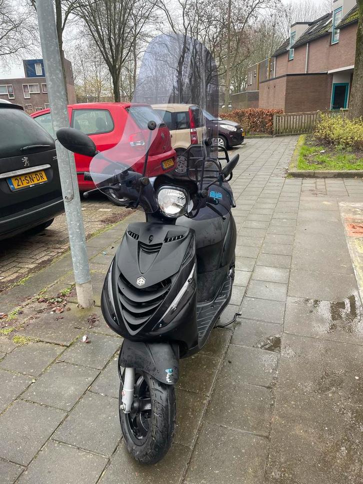 Piaggio ZIP 2019 4T Injectie - Scooter Incl. alarm, Fietsen en Brommers, Snorfietsen en Snorscooters, Gebruikt, Piaggio, Benzine