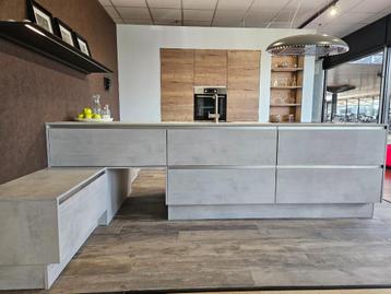 Luxe showroomkeuken met kookeiland beschikbaar voor biedingen