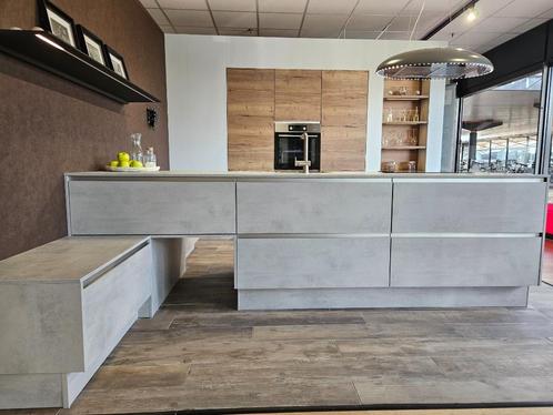Luxe showroomkeuken met kookeiland, Huis en Inrichting, Keuken | Complete keukens, Nieuw, Overige typen, Overige kleuren, Kunststof