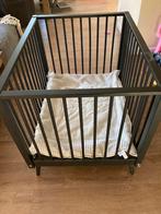 Zwarte Box + boxkleed en matrasje, Ophalen, Gebruikt, Rechthoekig, In hoogte verstelbaar