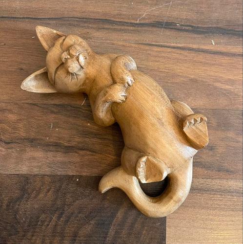 Handgemaakte Suar-Houten slapende kat - klein - liggend, Antiek en Kunst, Kunst | Beelden en Houtsnijwerken, Ophalen of Verzenden