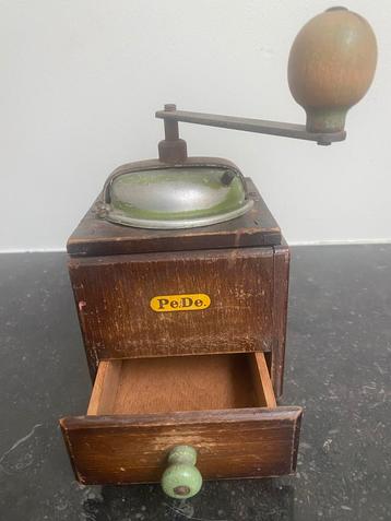 Vintage Houten Koffiemolen met Groen Metalen Bovenkant beschikbaar voor biedingen