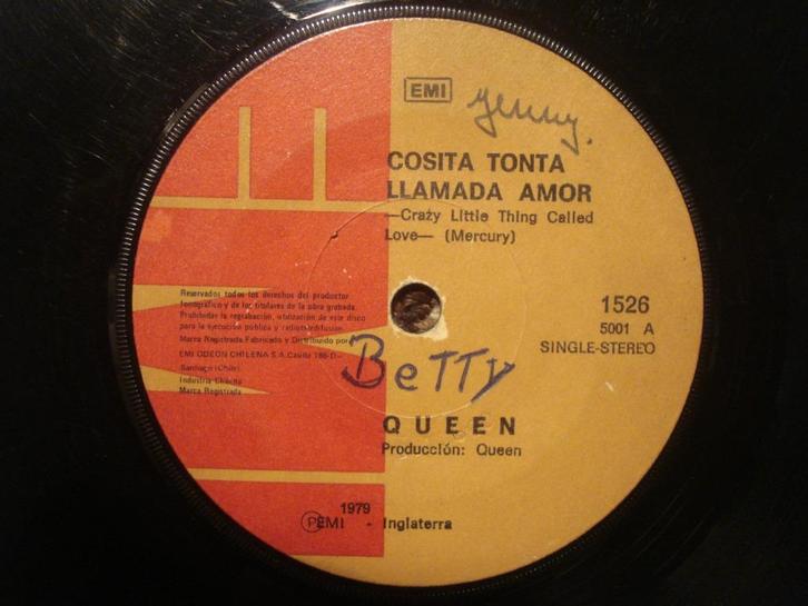 Queen 7" Vinyl Single: ‘Crazy little thing called’ (Chili), Cd's en Dvd's, Vinyl Singles, Gebruikt, Single, Rock en Metal, 7 inch
