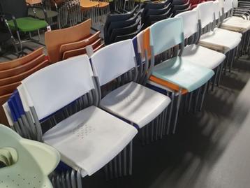 Gezocht: stapel stoelen, schoolstoelen of krukjes (opkoper) beschikbaar voor biedingen