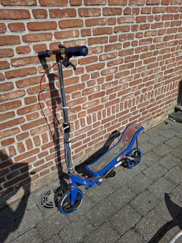 Blauwe space scooter te koop beschikbaar voor biedingen