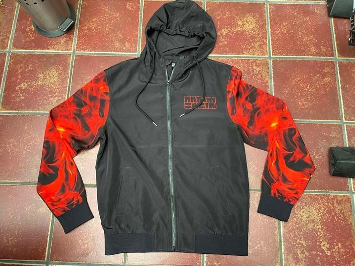 "Logo" Windbreaker zwart-rood van Rammstein Maat S, Verzamelen, Muziek, Artiesten en Beroemdheden, Nieuw, Kleding, Ophalen of Verzenden