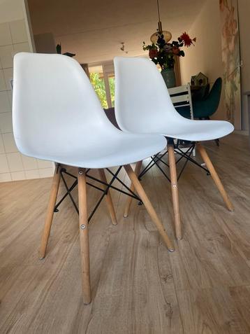 2 stoelen wit  beschikbaar voor biedingen
