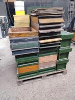 Bijenkasten en benodigdheden, Bijen