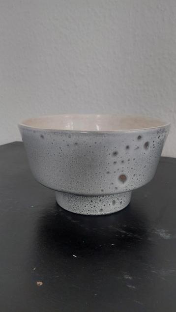 Vintage retro bloempot beschikbaar voor biedingen
