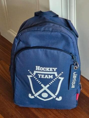 Hockey rugtas donkerblauw met mogelijkheid voor stick beschikbaar voor biedingen