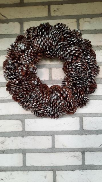 Mooie Krans van dennenappels met een vleugje zilver beschikbaar voor biedingen