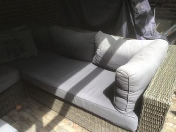 Loungebank met hocker beschikbaar voor biedingen