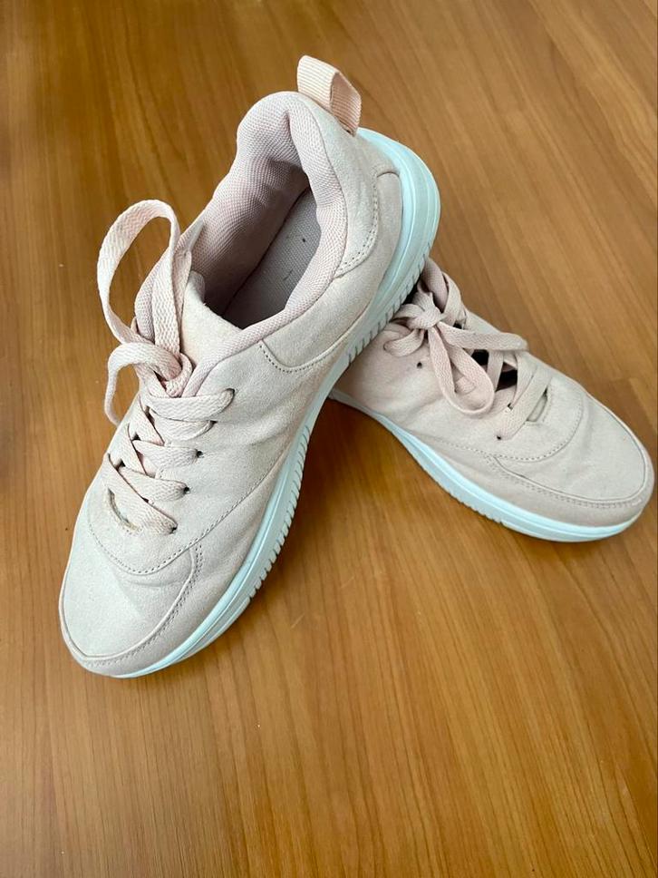 Poederroze witte sneakers van Primark, Kleding | Dames, Schoenen, Zo goed als nieuw, Sneakers of Gympen, Roze, Verzenden