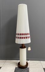 60 jaren vloer lamp witte ribbel kap rood lint licht in voet, Gebruikt, 100 tot 150 cm, Vintage, Ophalen