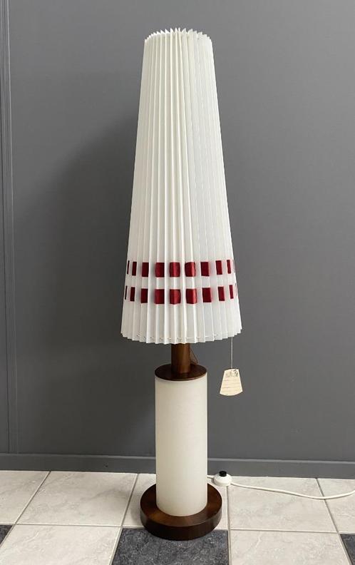 60 jaren vloer lamp witte ribbel kap rood lint licht in voet, Huis en Inrichting, Lampen | Vloerlampen, Gebruikt, 100 tot 150 cm