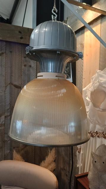 Industriële hanglamp beschikbaar voor biedingen