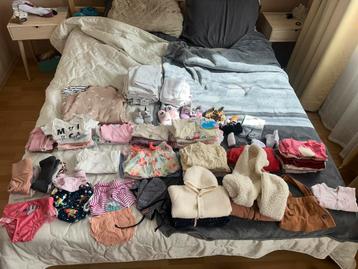 Grote set baby kleding beschikbaar voor biedingen