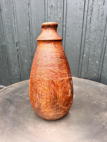 Houten vaas beschikbaar voor biedingen