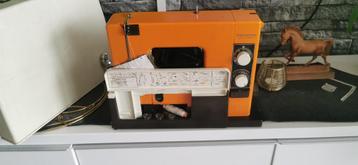 Naaimachine TOYOTA 4500 Oranje werkt goed beschikbaar voor biedingen