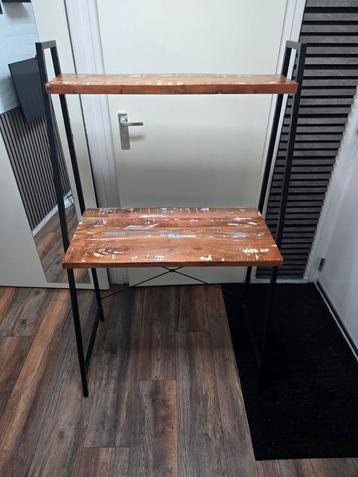 Bureau met metalen frame en massief houten planken beschikbaar voor biedingen