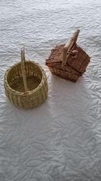 Twee kleine poppen mandjes, Ophalen of Verzenden