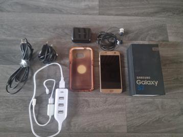 Samsung S7 goud telefoon met toebehoren beschikbaar voor biedingen