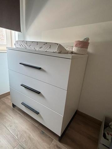 Witte baby commode / dressoir - modern en strak  beschikbaar voor biedingen