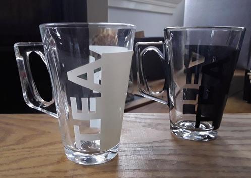 Stevige hoge theeglazen - zwart wit - opdruk: tea, Huis en Inrichting, Keuken | Servies, Gebruikt, Glas of Glazen, Overige stijlen
