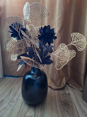 Zwarte vaas met kunstbloemen zwart met goud. beschikbaar voor biedingen