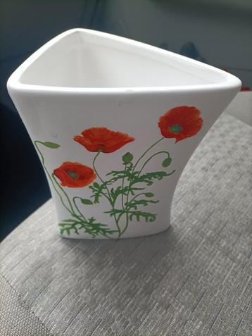 Prachtige bloemen vaas van  keramiek  beschikbaar voor biedingen
