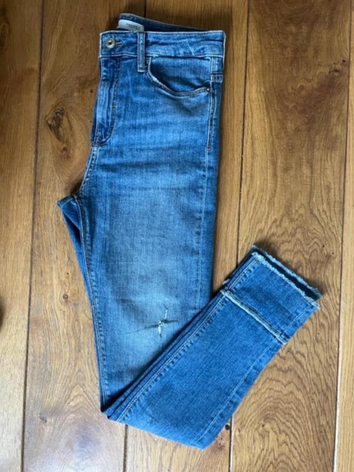Zara destroyed jeans maat 38 blauw met panterdetail., Kleding | Dames, Spijkerbroeken en Jeans, Gedragen, W30 - W32 (confectie 38/40)