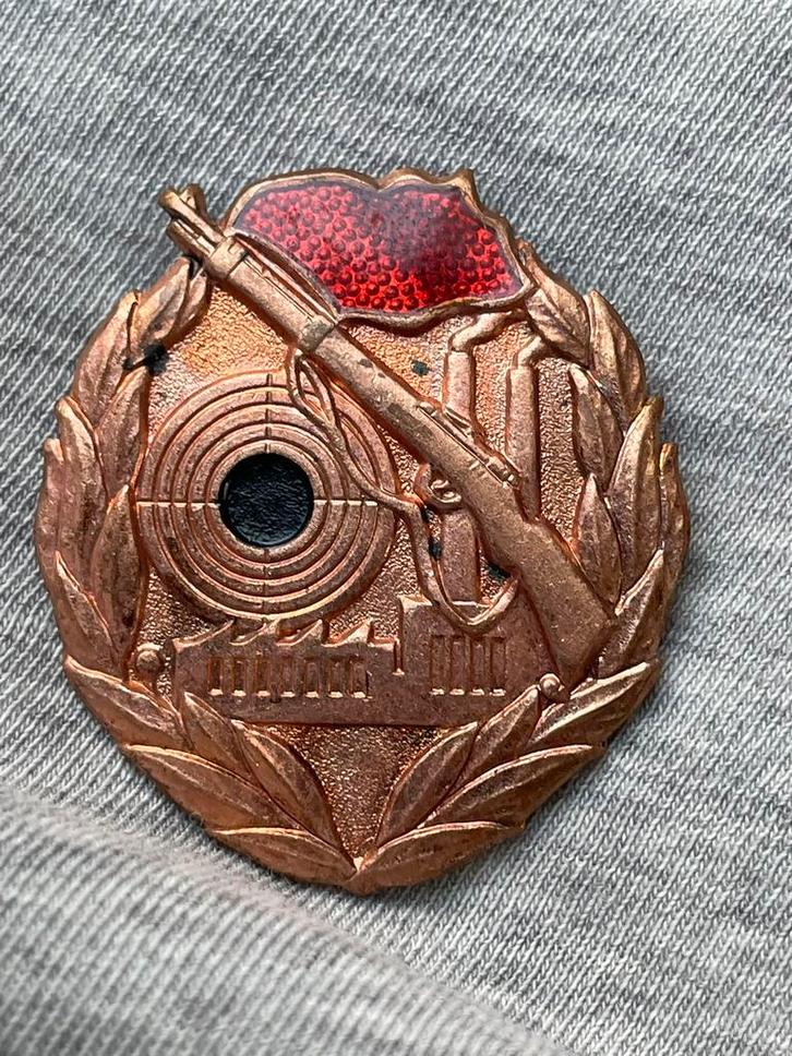 DDR Schießabzeichen der Kampfgruppen der Arbeiterklasse, Verzamelen, Militaria | Algemeen, Overige soorten, Lintje, Medaille of Wings