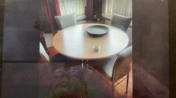 Eethoek  4 x Design stoel en ronde tafel beschikbaar voor biedingen