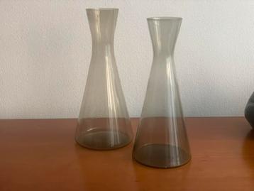 Nuutajärvi, Finland: 2 vazen/karafjes model 1541 Kaj Franck beschikbaar voor biedingen