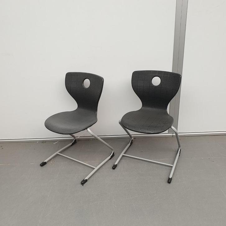2x Verner Panton schoolstoel - grijze kunststof zitting, Huis en Inrichting, Stoelen, Gebruikt, Twee, Kunststof, Grijs, Ophalen
