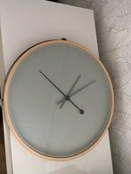 Stijlvolle Wandklok met Houten Rand, Ophalen, Zo goed als nieuw, Analoog, Wandklok