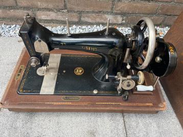 Antieke Naumann naaimachine Met originele houten afdekkap beschikbaar voor biedingen