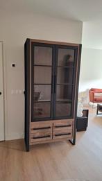 Stijlvolle vitrinekast met lades en glazen deuren, Huis en Inrichting, Ophalen, Glas, Zo goed als nieuw, Modern