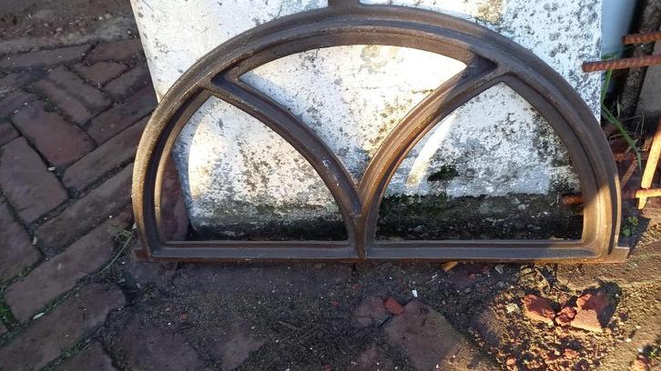 serie halfronde gietijzeren stalramen 55 breed en 31 hoog, Antiek en Kunst, Curiosa en Brocante, Ophalen of Verzenden